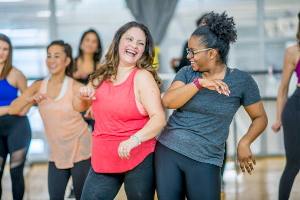 vrienden samen dansen - dansles stockfoto's en -beelden