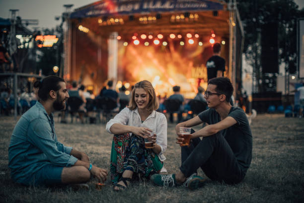 vrienden genieten op concert - festival stockfoto's en -beelden
