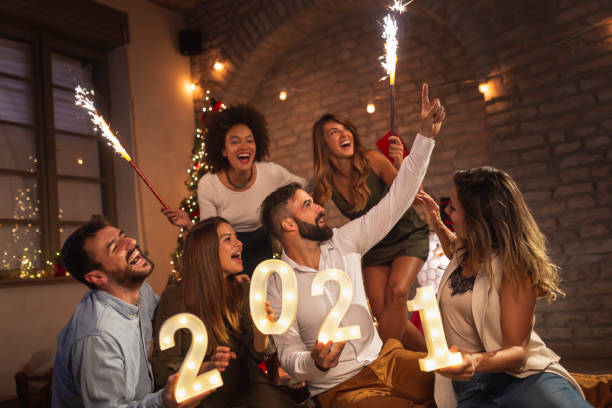 amigos divirtiéndose en la cuenta regresiva de medianoche de año nuevo - fotografía temas fotografías e imágenes de stock