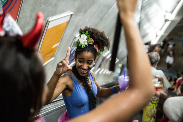 vrienden having fun op een carnaval viering in brazilië - subway snapshot stockfoto's en -beelden