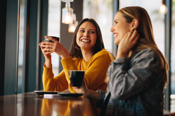 vrienden die in koffiewinkel op een weekend ontmoeten - woman drinking coffee stockfoto's en -beelden