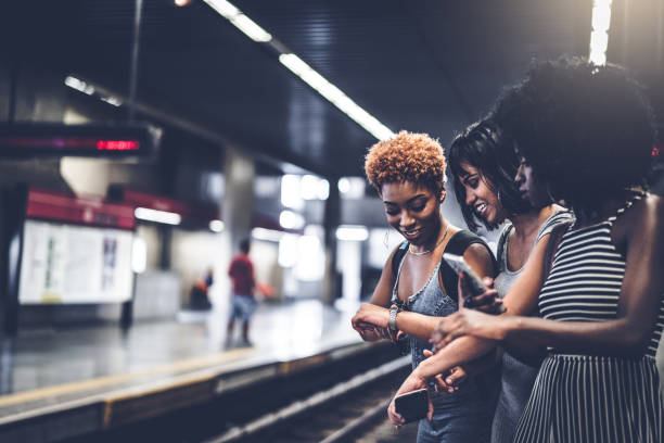 vrienden wachten de trein op station - subway snapshot stockfoto's en -beelden