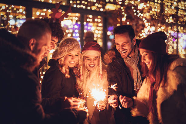 vrienden met wonderkaarsen op het nieuwe jaar feest - happy couple cold stockfoto's en -beelden