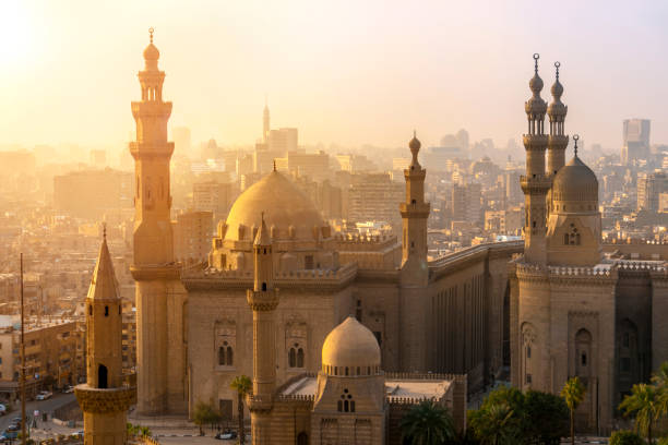 uit de bovenstaande weergave van de moskeeën van sultan hassan en al-rifai. - egypte stockfoto's en -beelden