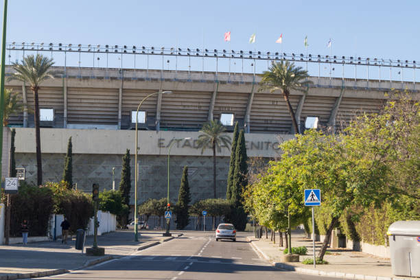 vista frontale del maestoso stadio benito villamarin della squadra di calcio real betis balompie del campionato spagnolo. - betis siviglia foto e immagini stock