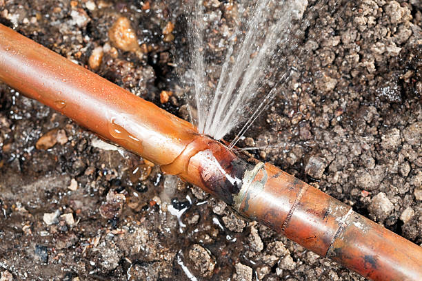 gefrorene gebrochen copper wasser main pipe undicht - unterirdisch stock-fotos und bilder