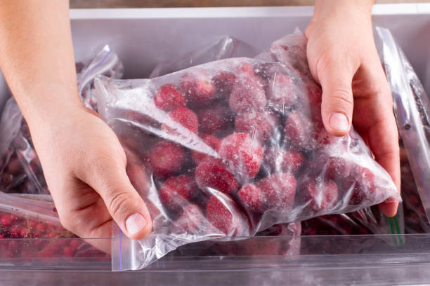 冷凍草莓冰箱塑膠袋中的冷凍漿果和水果 - freezing fruit 個照片及圖片檔