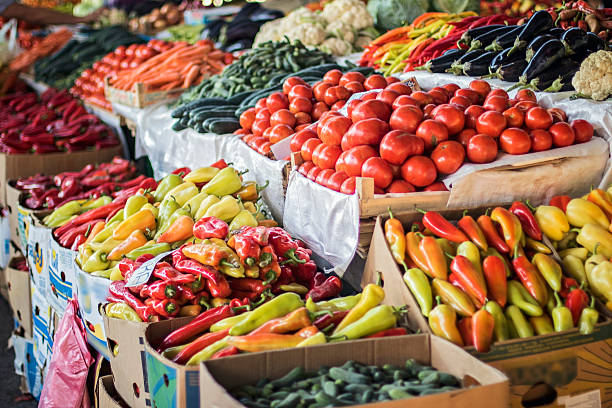 도시 시장의 과일과 채소 - 바자 뉴스 사진 이미지