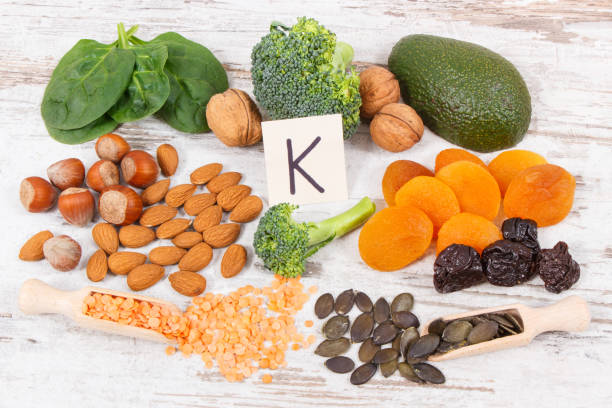 groenten en fruit met vitamine k, mineralen en voedingsvezels, gezonde voeding concept - vitamine stockfoto's en -beelden