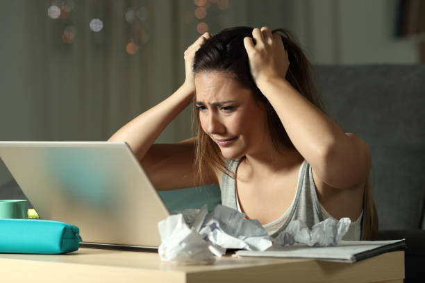 gefrustreerd student ontdekken fout online - student night study stressed stockfoto's en -beelden