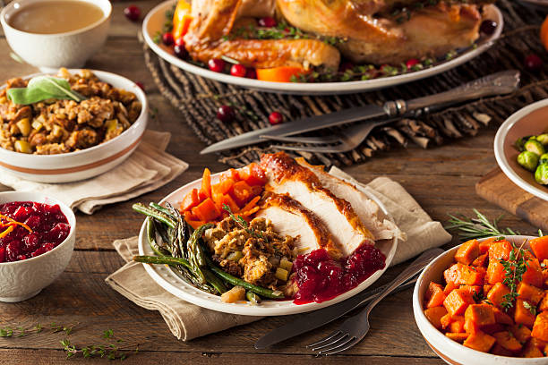 full homemade thanksgiving dinner - gebraden vlees stockfoto's en -beelden