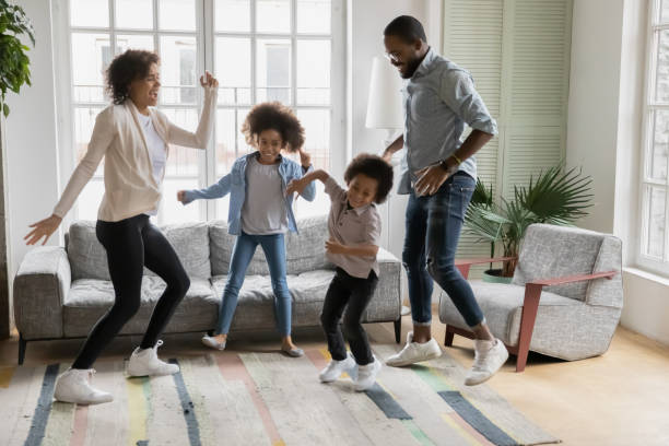 full längd visa afrikansk etnicitet familj dans i vardagsrummet - kids dancing bildbanksfoton och bilder