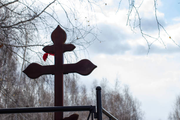 funeral christian cross on birch and sky background, front and background blurred with bokeh effect - covid cemiterio imagens e fotografias de stock