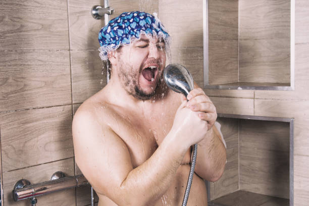 lustig fetter mann singt in der dusche. - vladmodels stock-fotos und bilder