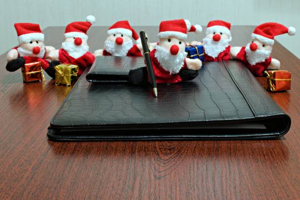 rolig tomte claus leksak med kulspetspenna - santa holding magazine bildbanksfoton och bilder