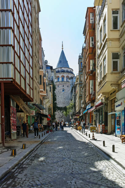 de toren van galata bij het centrum van stad van istanboel - karaköy istanbul stockfoto's en -beelden