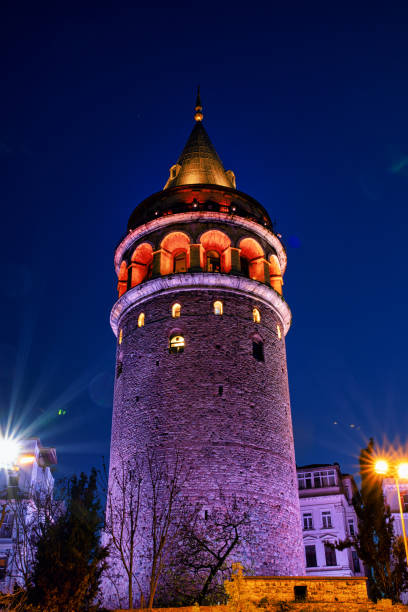 galata-toren in de turkse stad istanboel.  uitzicht op de istanboel stad van turkije met bosporus, meeuwen en boten. - karaköy istanbul stockfoto's en -beelden