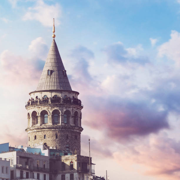galata tower, istanbul, turkije - galata stockfoto's en -beelden