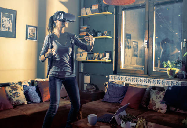 gamer spelar med virtuell verklighet headset på smarta hem - virtual reality headset bildbanksfoton och bilder