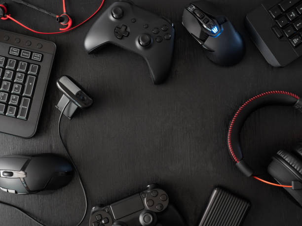 gamer arbets yta koncept, topp visa en gaming redskap, mus, tangent bord, joystick, headset, mobil joystick, i örat hörlurar och musmatta på svart bords bakgrund. - virtual reality headset bildbanksfoton och bilder