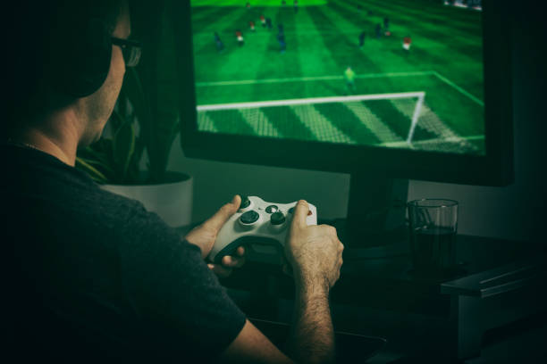 gioco gioco giocare video in tv o monitor. concetto di giocatore. - joystick soccer foto e immagini stock