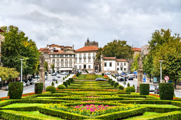 garden square of the republic of brazil in guimaraes, portugal - guimarães imagens e fotografias de stock