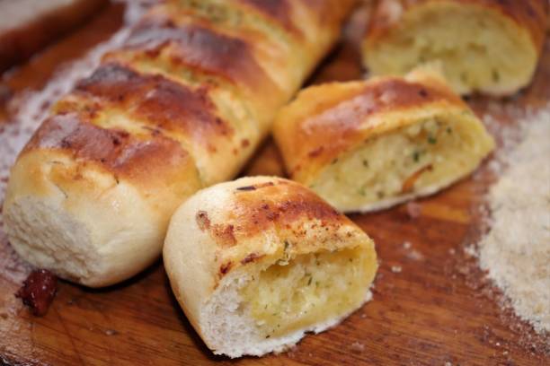 Garlic bread, the delicious accompaniment of barbecue gaúcho. The typical Sunday lunch in southern Brazil. garlic bread stock pictures, royalty-free photos & images