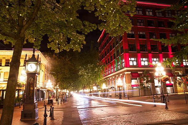 gastown-at-night-vancouver-picture-id511575217