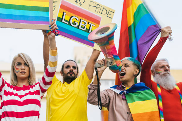 homoseksuele activistische mensen lgbt sociale beweging die voor homoseksuele rechten protesteert - het concept van de gendergelijkheid - gay demonstration stockfoto's en -beelden