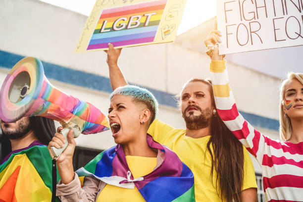 homo's en transgenders protesteren bij pride event outdoor- lgbt en gelijkheid rechten concept - focus op meisje schreeuwen - gay demonstration stockfoto's en -beelden