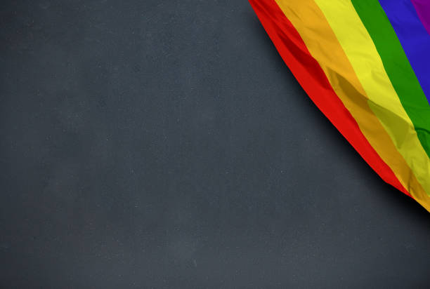 bandera gay sobre fondo de pizarra - pride fotografías e imágenes de stock