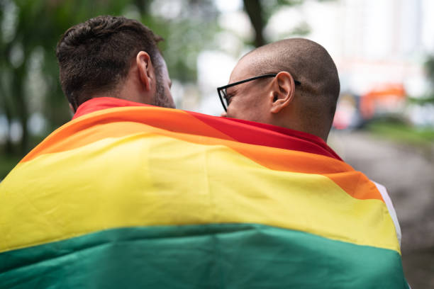 레인 보우 플래그와 게이 부부 - progress pride flag 뉴스 사진 이미지