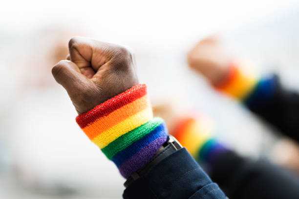 gay power en pride polsbandje - gay demonstration stockfoto's en -beelden