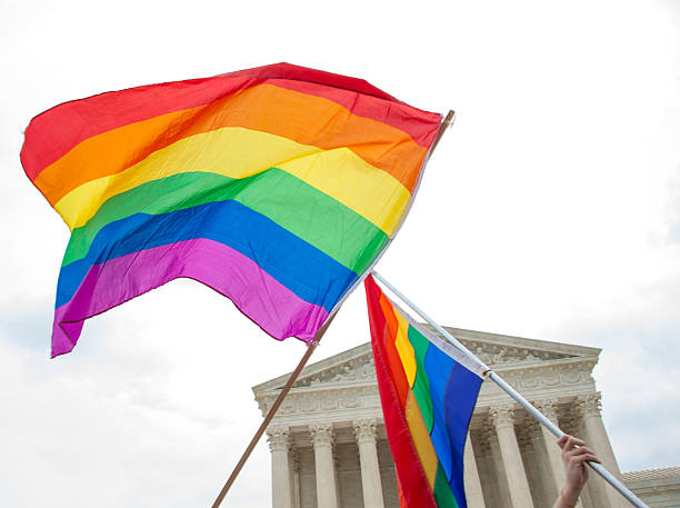 orgullo gay de banderas en los estados unidos. tribunal supremo - supreme court building fotografías e imágenes de stock