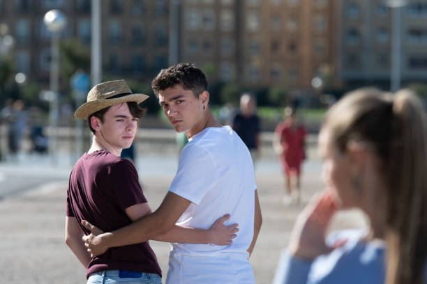 casal de adolescentes gays - homofobia - fotografias e filmes do acervo