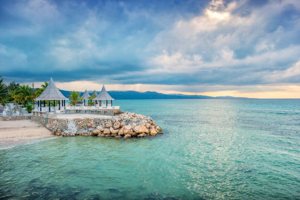 望楼とジャマイカ モンテゴ ・ ベイのビーチ - モンテゴ湾 写真 ストックフォトと画像
