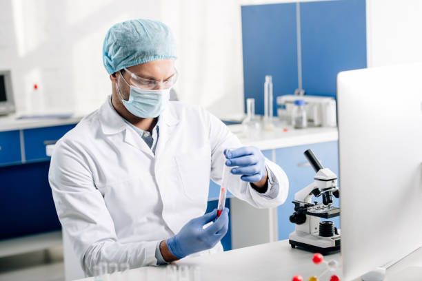 genetic consultant in white coat doing dna test in lab - teste de dna imagens e fotografias de stock