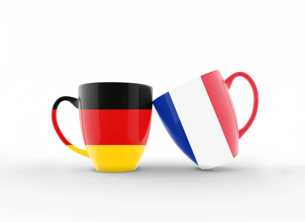 drapeaux allemands et français sur des tasses de café et célébrant - france allemagne photos et images de collection