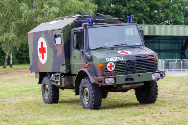 o veículo militar alemão "krkw" da ambulância está na base militar - unimog - fotografias e filmes do acervo