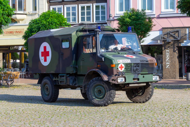 o veículo militar alemão "krkw" da ambulância está no evento público, dia do uniforme em peine. - unimog - fotografias e filmes do acervo