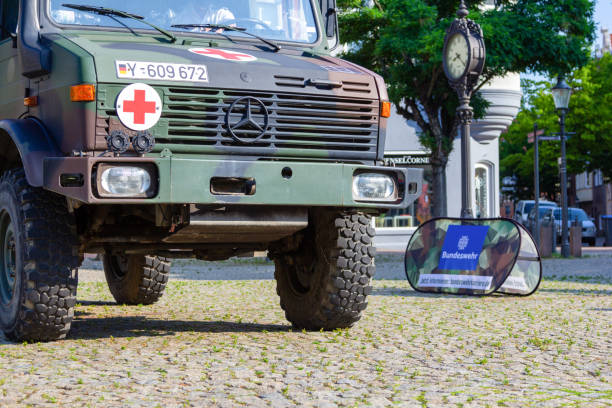 peine/germany-junho 22, 2019: o "krkw militar alemão do veículo da ambulância" está no evento público, dia do uniforme em peine. - unimog - fotografias e filmes do acervo