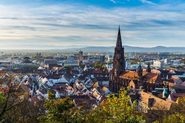 德國，弗賴堡市im breisgau天際線與大教堂蒙斯特在老城區在溫暖的日落光在浪漫的秋天，鳥瞰城市景觀 - freiburg 個照片及圖片檔