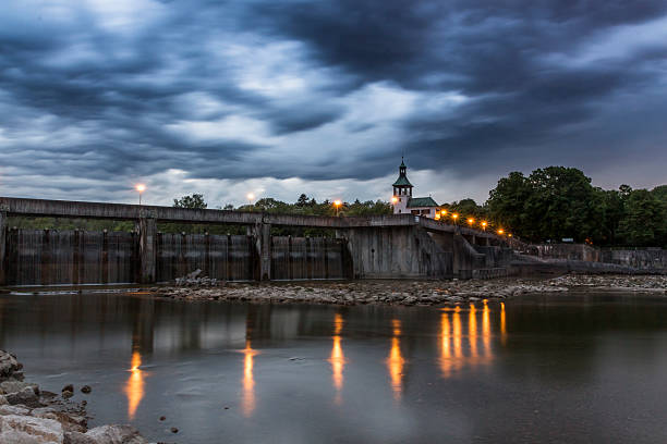 Gewitterhimmel Dramatic thunderstorm sky with cloud elevation over the weir, called Hochablass, on the river Lech in Augsburg lech river stock pictures, royalty-free photos & images