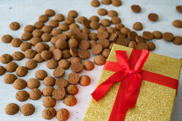 geschenk box in rood en goud, nederlandse cookies kruidnoten, aangedrongen gebeurtenis sinterklaas - sinterklaas cadeaus stockfoto's en -beelden
