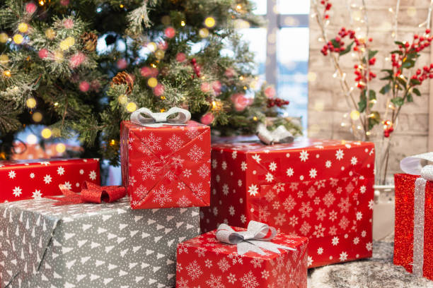 presentaskar under julgran, nyår hem dekorationer, röd omslag santa presents, fir tree dekorerad, vackra bokeh i garland. - christmas gift bildbanksfoton och bilder