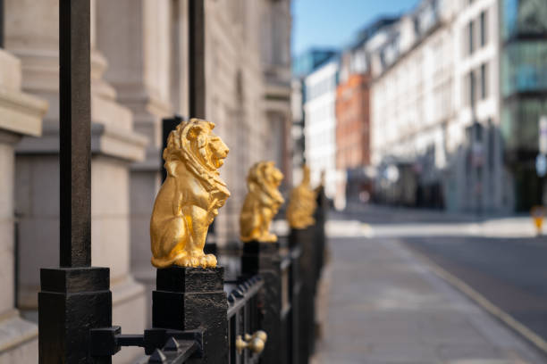 gilded golden lions sitting on top of the metal railings outside the law society at chancery lane, london, england - 1 - golden lion imagens e fotografias de stock