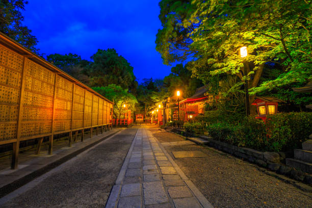 夕暮れ時に祇園神社 - 神社 ストックフォトと画像