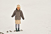 雪遊びを楽しむ女の子