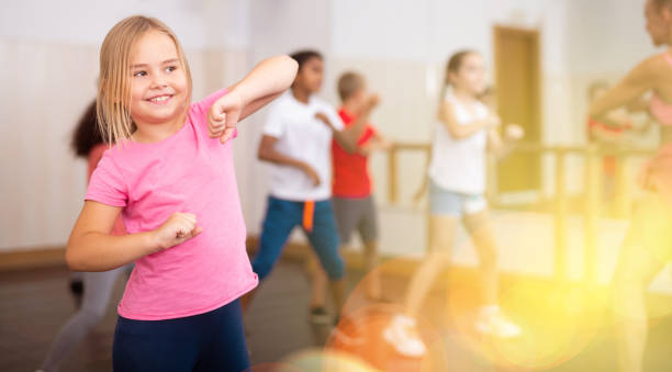 flicka tränar i grupp under dansklass - kids dancing bildbanksfoton och bilder