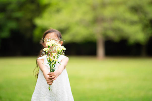 花束を手渡す女の子 - ありがとう　子供 ストックフォトと画像